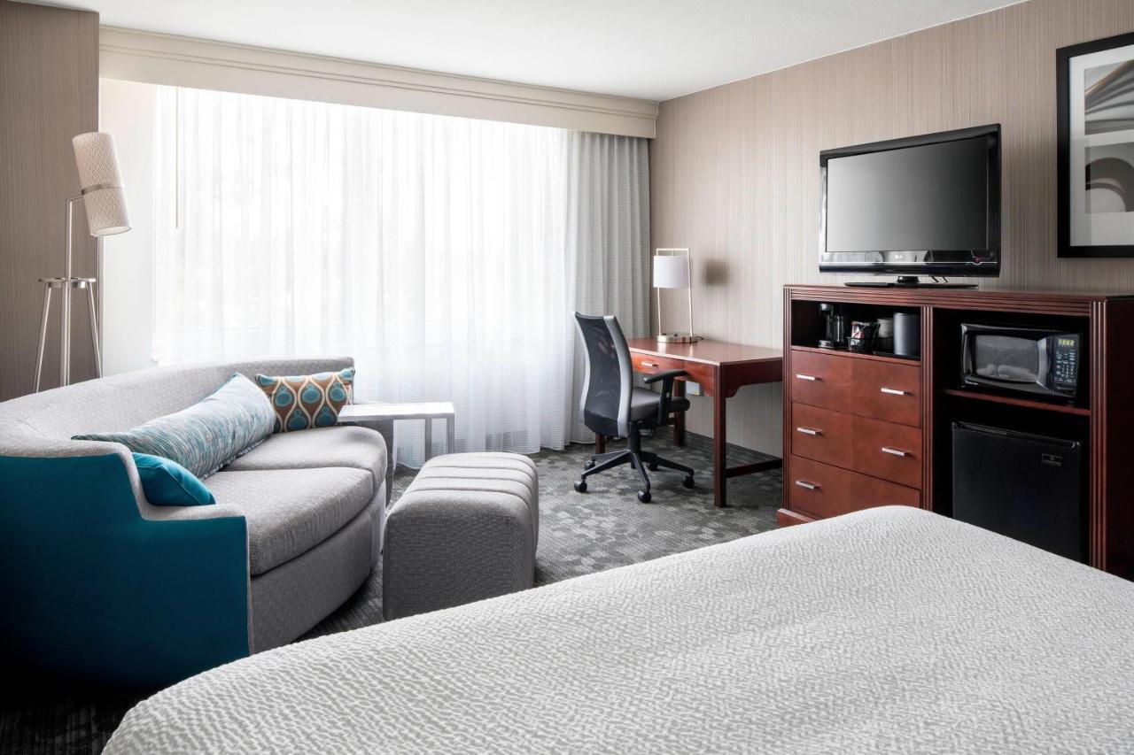 Courtyard By Marriott Seattle Federal Way Hotel Exterior photo