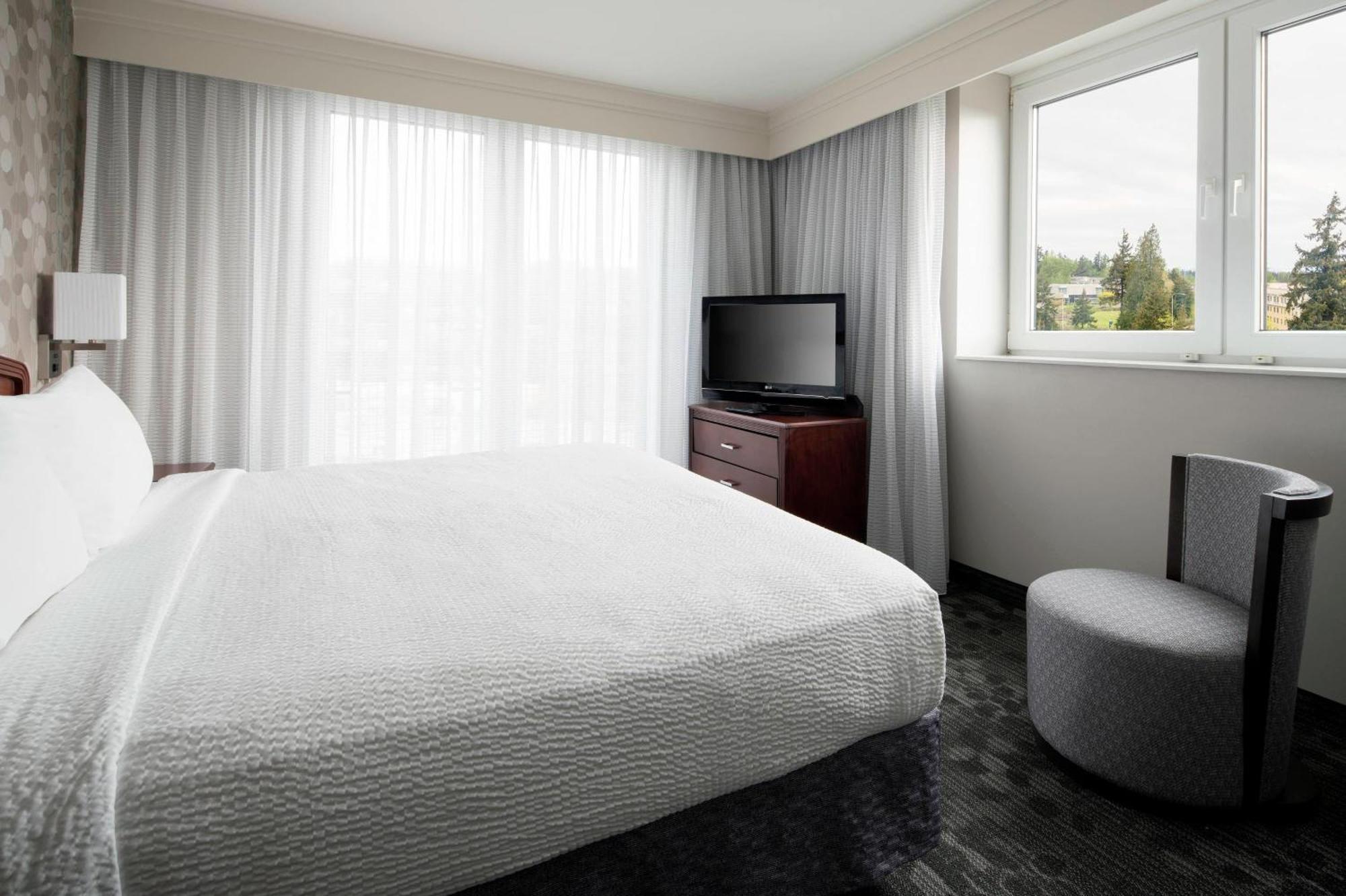 Courtyard By Marriott Seattle Federal Way Hotel Exterior photo