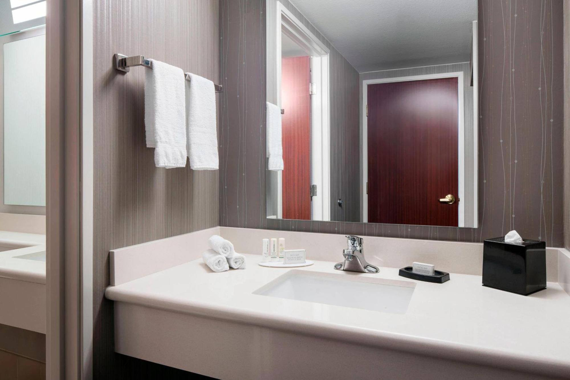 Courtyard By Marriott Seattle Federal Way Hotel Exterior photo
