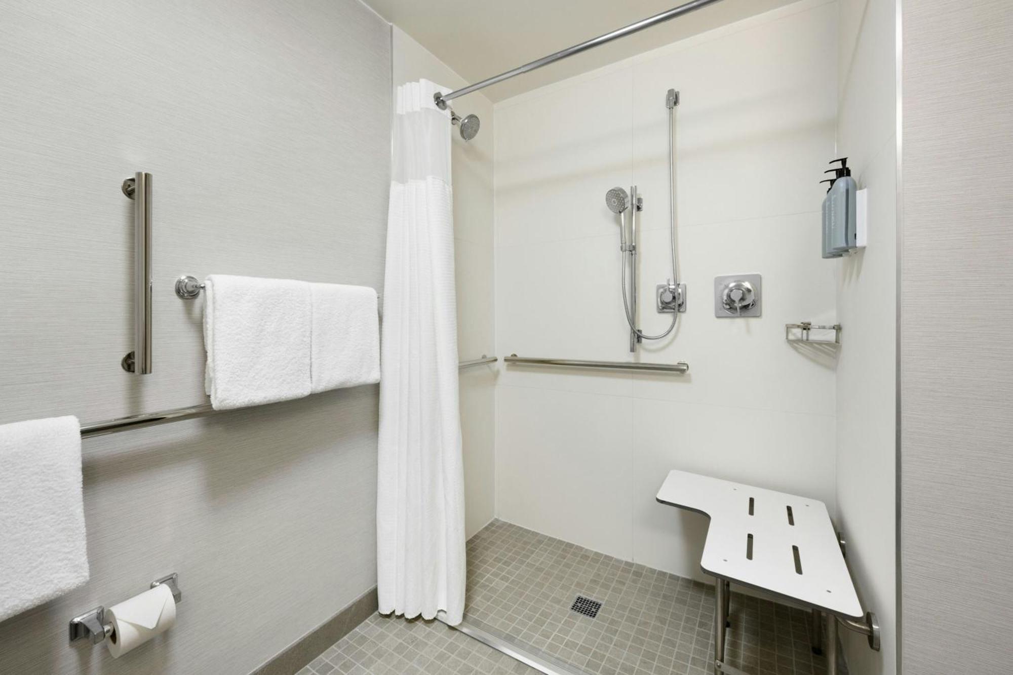 Courtyard By Marriott Seattle Federal Way Hotel Exterior photo